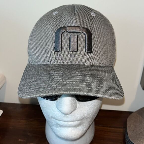 Gray Grey Travis Mathew TM LOGO Flexfit Stretch Mens Baseball Golf Cap Hat S/M - Picture 1 of 3